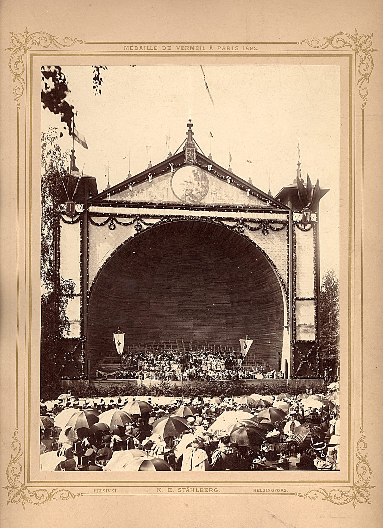 Kansanvalistusseuran musiikkijuhlat 1894. Portin oli suunnitellut K. V. Reinius. Kuva: K. E. Ståhlberg,