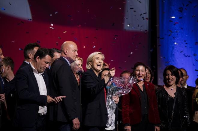 Front national -puolueen ehdokas Marine Le Penillä oli hymy herkässä Marseillen vaalitilaisuuden lopussa. Ilta päätti ehdokkaan kiertueen. Kuvat: Joel Maisalmi