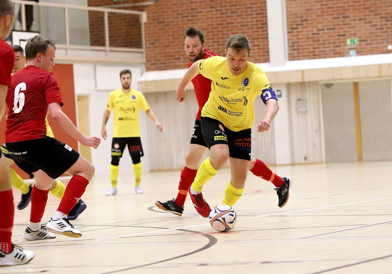 AS Moonin Antti Uusitalo aloitti joukkueen nousun voittoon liigassa pelaavasta FC Kemistä.