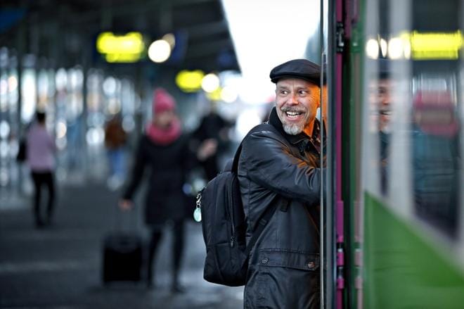 Pertti Wathen sanoo, että välillä reissaamista jaksaa hyvin, välillä huonommin. Jos junat eivät pysy aikataulussa, se rasittaa. Viime perjantaina Wathen astui Seinäjoella puoli viiden jälkeen lähteneeseen junaan. Tampereelle juna ehtii aikataulun mukaan hieman ennen kuutta. KUVA: TOMI KOSONEN