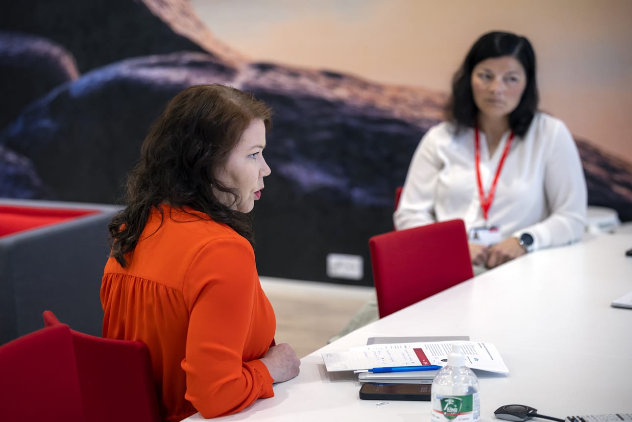 Heidi Saarinen ja Maria Haavisto painottavat perehdyttämisen tärkeyttä. Saarisen mukaan taajuusmuuttajat käyvät kaupaksi, sillä energiatehokkuus ja sähkön säästäminen ovat päivän sana.