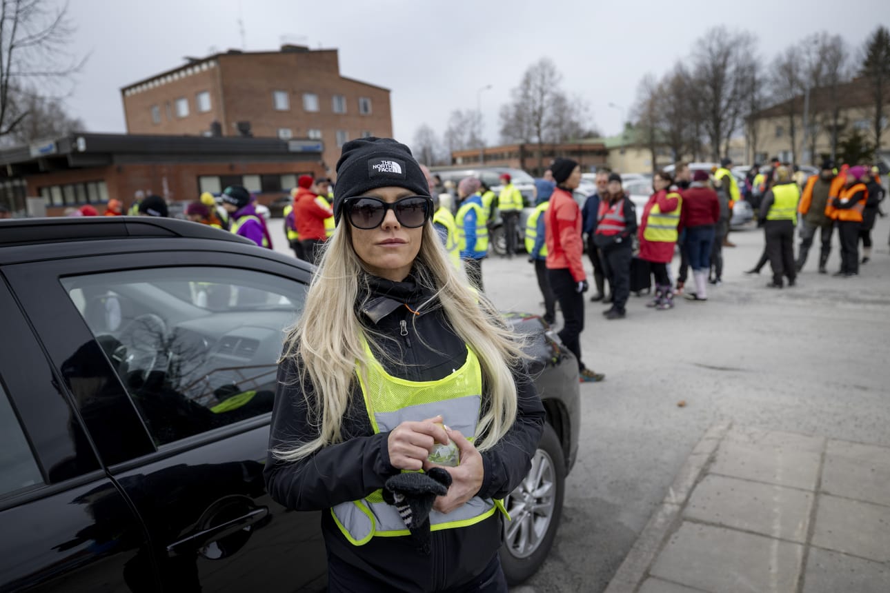 Kadonneen lapualaisnuoren äiti Marika Tuominiemi oli sunnuntaina mukana maastoetsinnöissä. Tuominiemen mukaan omatoimietsintöjä jatketaan parin viikon kuluttua. Arkistokuva.