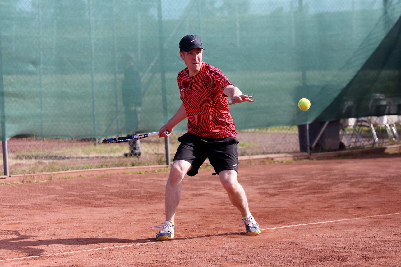 Pyhäjoen Tennisseuran Tuomas Siikaniva löi Raahen kansallisissa kisoissa Koivuluodon massalla voittoon miesten C-sarjassa.
