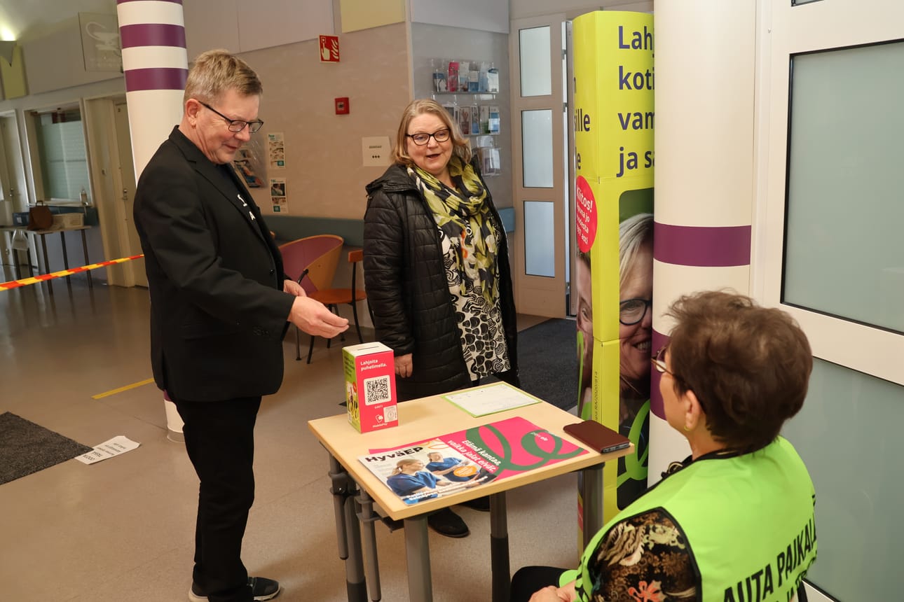 Hyvinvointialueella yhden kauden vaikuttanut Jaakko Niemistö uusi paikkansa aluevaaleissa. Niemistö on vetänyt talous- ja investointilautakuntaa. Jaakko ja Päivi Niemistö äänestivät pyhänä kotikulmillaan Kortesjärvellä. Pieni ele -kerääjänä toimi Marja-Liisa Somppi.