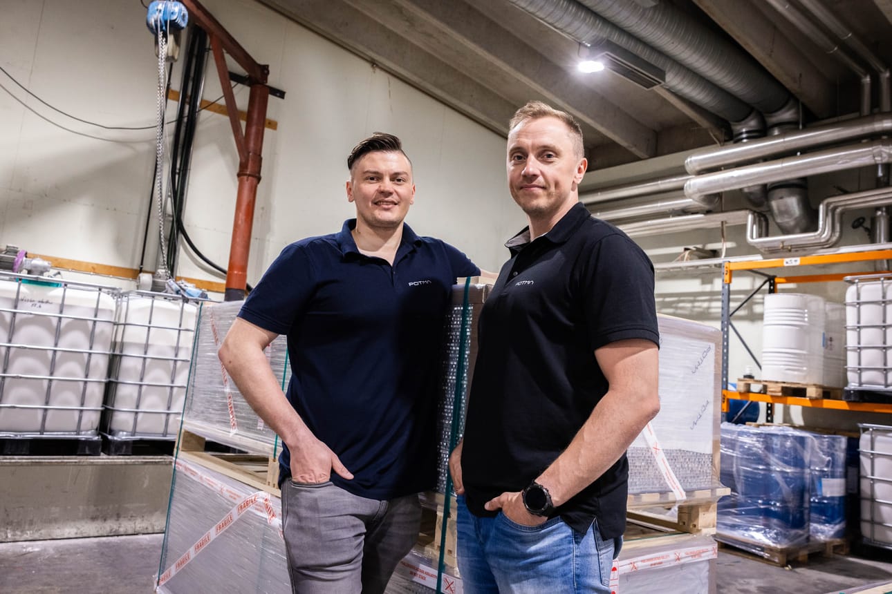 Matti Lassila ja Antti Lassila kuvattuna Potman tehtaalla Pellossa 2025. Yhtiön vienti Lähi-itään on ollut projektiluontoista.