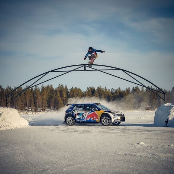 Eero Ettala tekee nose bluntsliden railiin ja Kalle Rovanperä kaasuttelee alta.