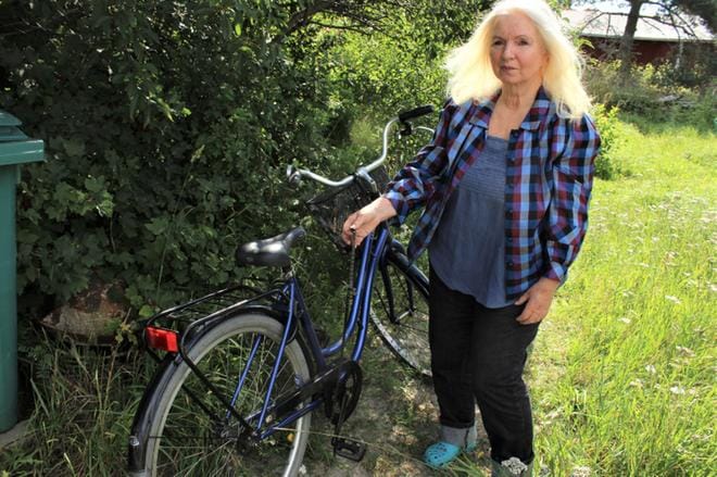 Kaskislaiselle Zoe Roslundille polkupyörä on välttämätön asiointi- ja kuntoiluväline. Ketjun katkoneet tekivät hänelle kamalan tempun. KUVA: TAUNO RIIHILUOMA