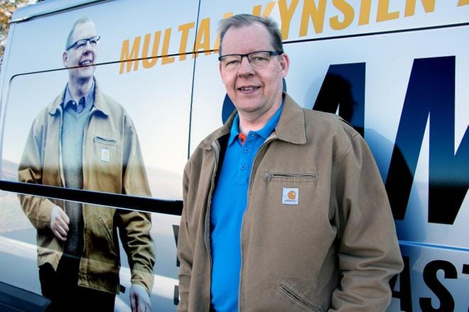 Eurovaaliehdokas Sami Yli-Rahnastolla riittää näinä aikoina kiirettä. Vaalikentillä pitää kiertää, ja samaan aikaan omalla sikatilalla peltotyöt painavat päälle. KUVA: JORMA HAVULA