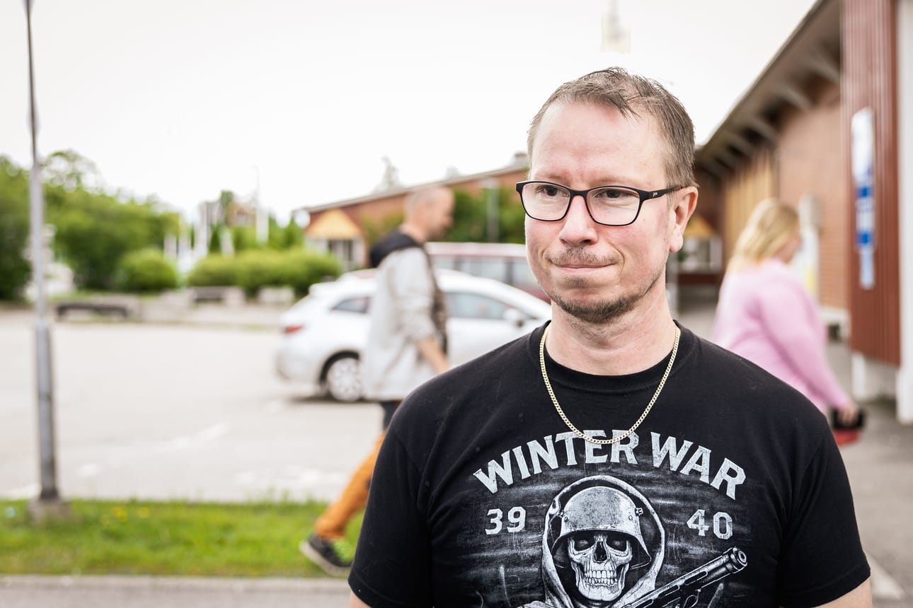Juha Kotolalla on kotonaan kaasugrilli, jonka avulla ruoanlaitto onnistuu, vaikka sähköä saisi vain niukasti.
