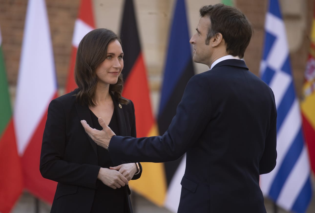 Ranskan presidentti Emmanuel Macron tervehtimässä Suomen pääministeri Sanna Marinia (sd.).