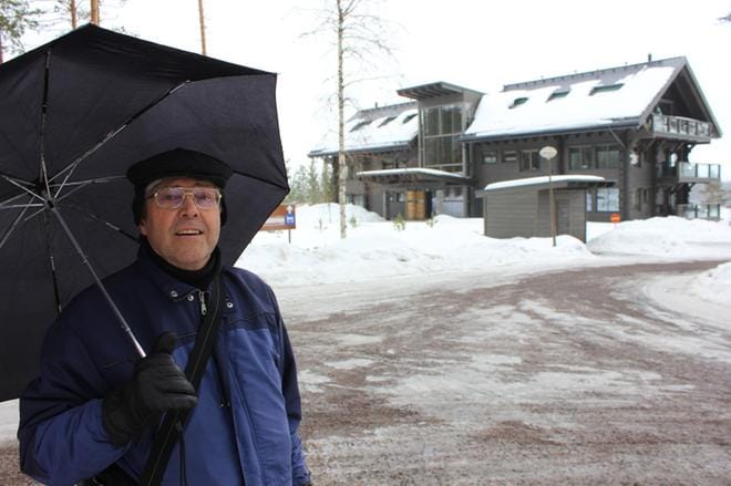 Säännöllisesti Ähtärissä lomaileva mikkeliläinen Raimo Elgland lenkkeili hirsitalorakentamista edustavan Naava Chalet -rakennuksen ohi torstaina. – Rakennusvaiheessa hirsi oli puunväristä, mutta kyllähän tuo tumma sävy sopii ympäröivään luontoon, hän arvioi. KUVA: REIJO HEIKKILÄ