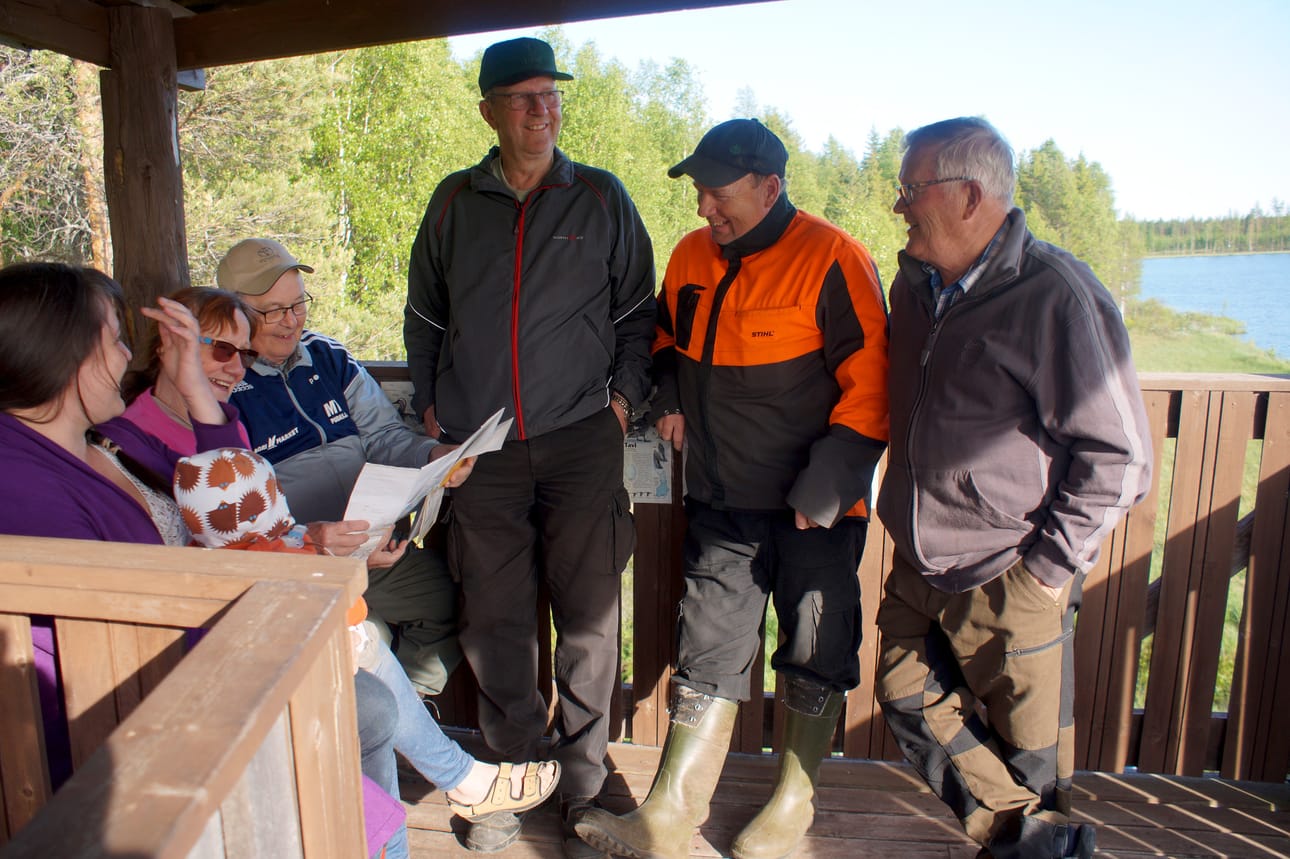 Juutislammen lintutornilla perehtyi joukko sarakyläläisiä tulevan työmaansa maisemiin. Vasemmalta Mari ja Hugo Satokangas, Kaisa Nivala, Iivari Jurmu, Eero Hanhisuanto, Veikko Granlud ja Esko Piipponen.