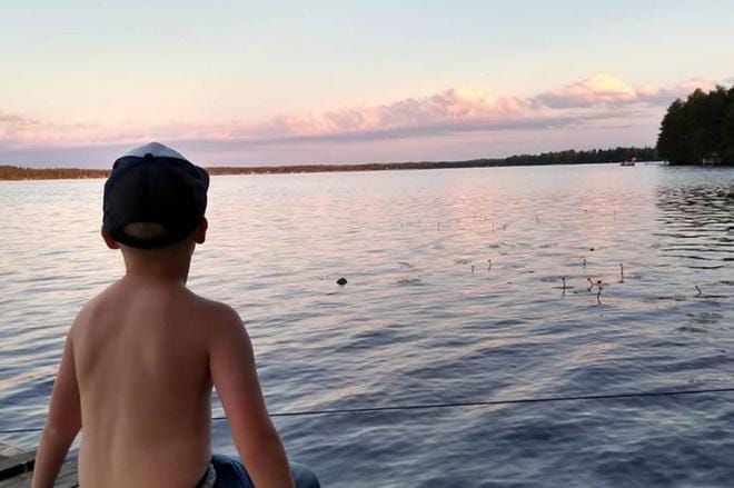 Onni-Eemeli ihaili tutulla laiturilla taivaanrantaa iltauinnin jälkeen. KUVA: AINOMAIJA OJALA