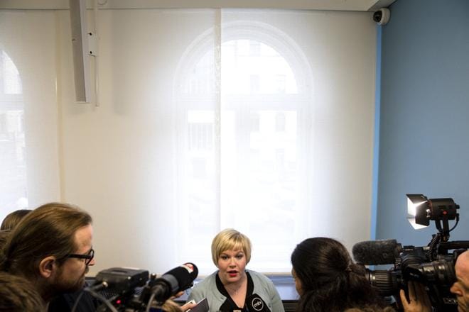 Perhe- ja peruspalveluministeri Annika Saarikko (kesk.) vastasi lehdistön kysymyksiin soten valinnanvapausesitystä koskevan tiedotustilaisuuden jälkeen. Kuva: Joel Maisalmi