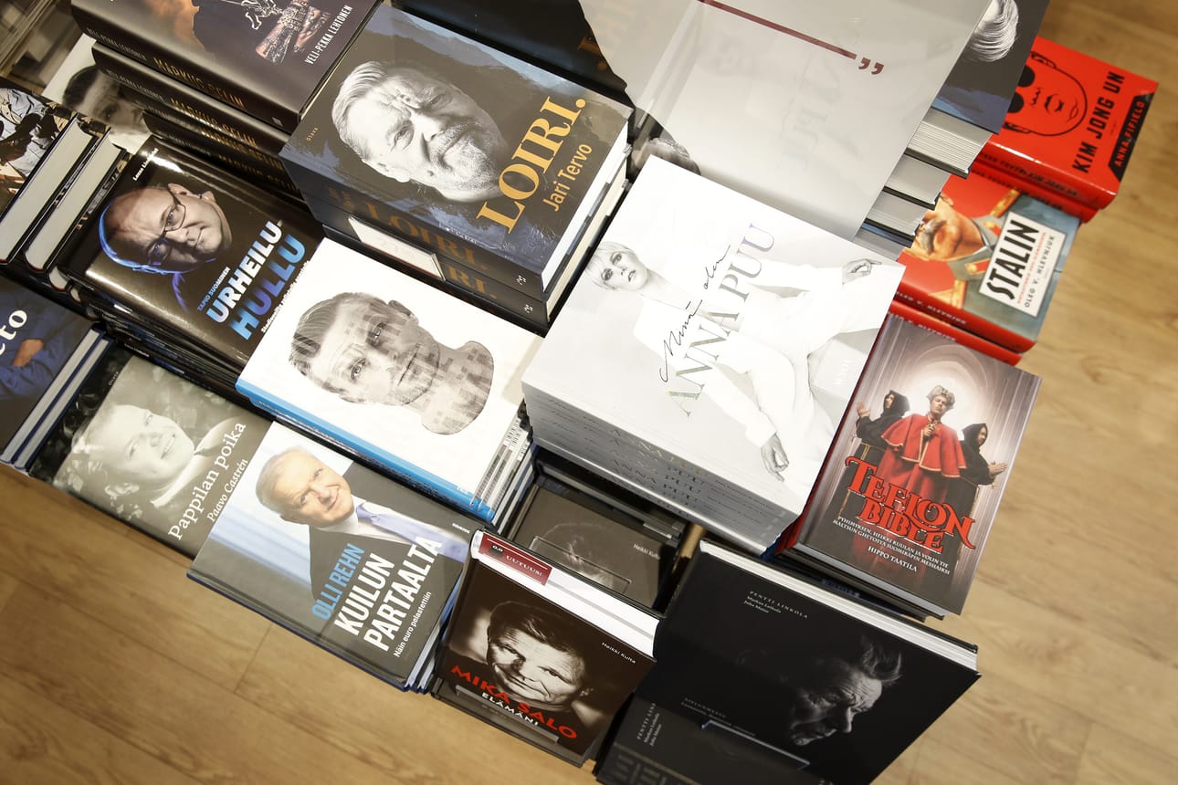 Näitä riittää. Menneitä ovat vastikään muistelleet myös pikaluistelija Mika Poutala ja malli Karita Tykkä. Torstaina valikoima täydentyy Matti Mörttisen ja Lauri Nurmen teoksella Antti Rinne – Koko tarina.