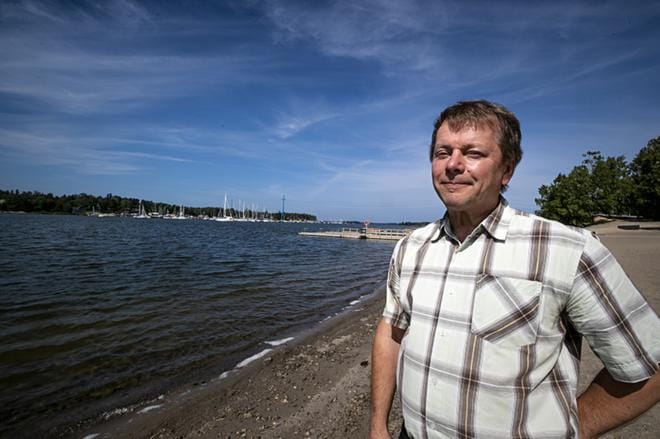 Hietasaaren rannan vedessä on tällä hetkellä norovirusta. Varsinkaan huonokuntoisten ihmisten ei kannata Vaasan kaupungin ympäristötarkastajan Esa Hirvijärven mukaan uida rannan vedessä. KUVAT: PAULA KASKIMAA