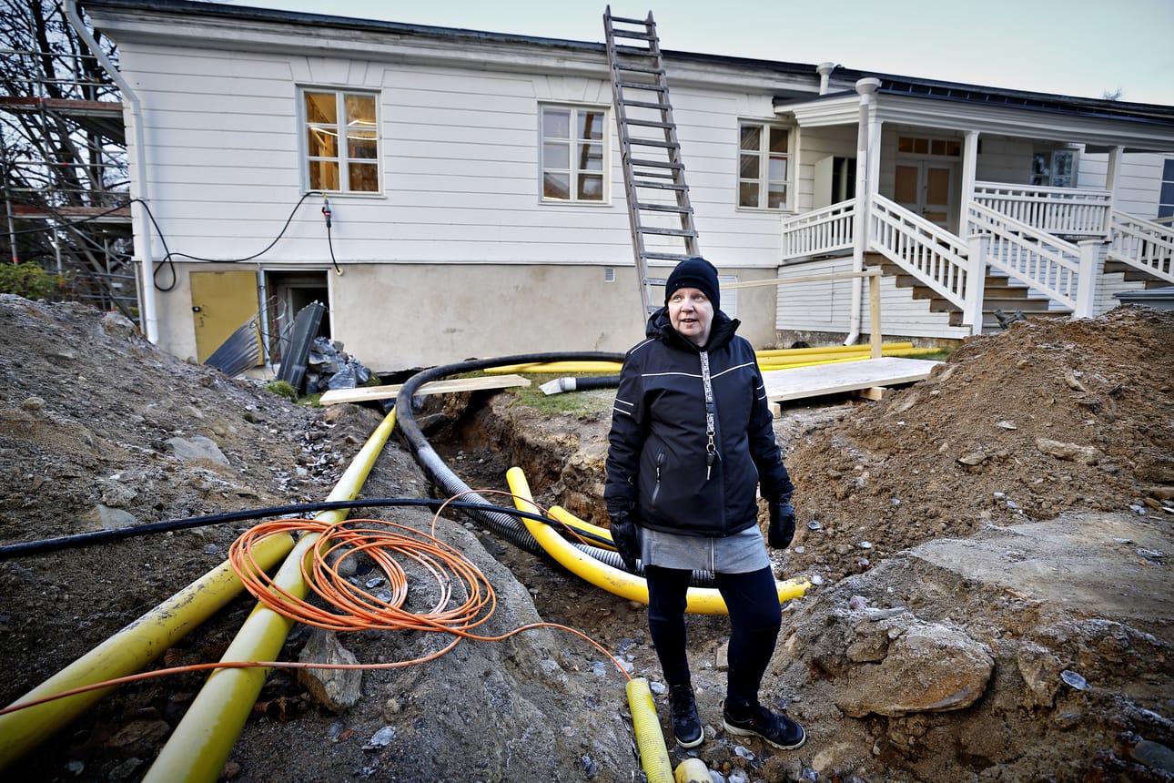 Törnävän kartanon kehittämisprojektin aktiivi Anita Stenfors myllerretyllä pihamaalla kartanon eteläpäädyssä tiistaina.