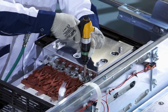 Taajuusmuuttajan valmistaminen on tarkkaa puuhaa. ARKISTOKUVA