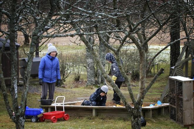 Lehtimäkeläinen Jane Eteläaho aikoo jatkaa lastensa etäopetusta tämän viikon. Perheen nuorimmainen eli Viljami on myös pois päiväkodista, kuvassa lisäksi lapsista keskimmäinen Akseli. Kuvat: Johanna Kataja