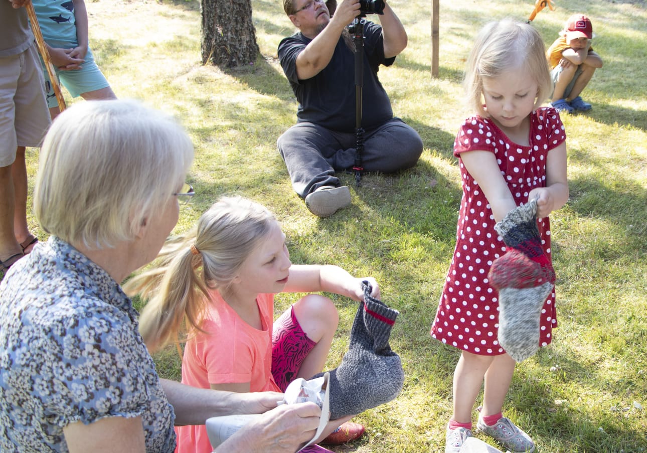 Julia ja Olivia Pinolehto askartelivat keppihevosia yhdessä mummonsa Pirkko Jarvan kanssa.