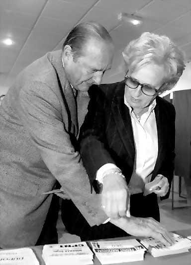 Malliksi kansalle .Presidentti Jacques Chirac kävi äänestämässä vaimonsa Bernadetten kanssa Sarranissa Keski-Ranskassa.