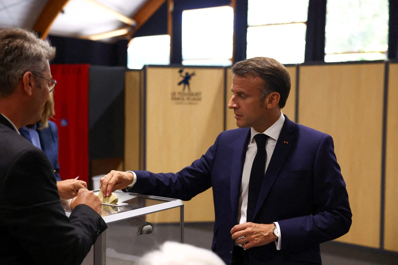 Ranskan laitaoikeistolaisen Kansallisen liittouman puheenjohtaja vaati heti alustavien tulosten tultua julki presidentti Emmanuel Macronia (kuvassa) hajottamaan kansalliskokouksen ja järjestämään uudet vaalit. LEHTIKUVA/AFP
