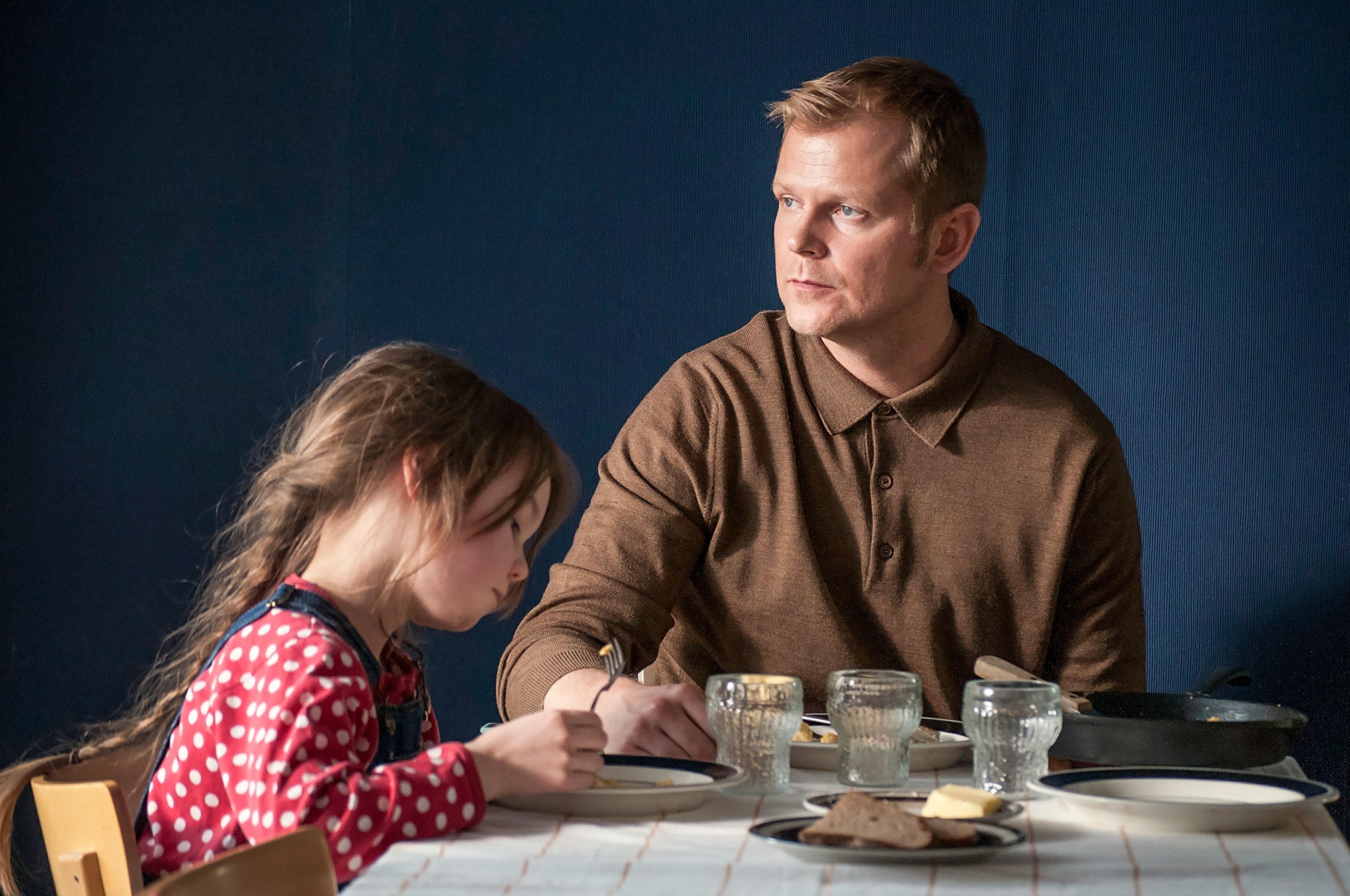 Antti Luusuaniemi esittää Tapiota, jota kuumottaa parinvaihto Visa Koiso-Kanttilan elokuvassa Kaiken se kestää.