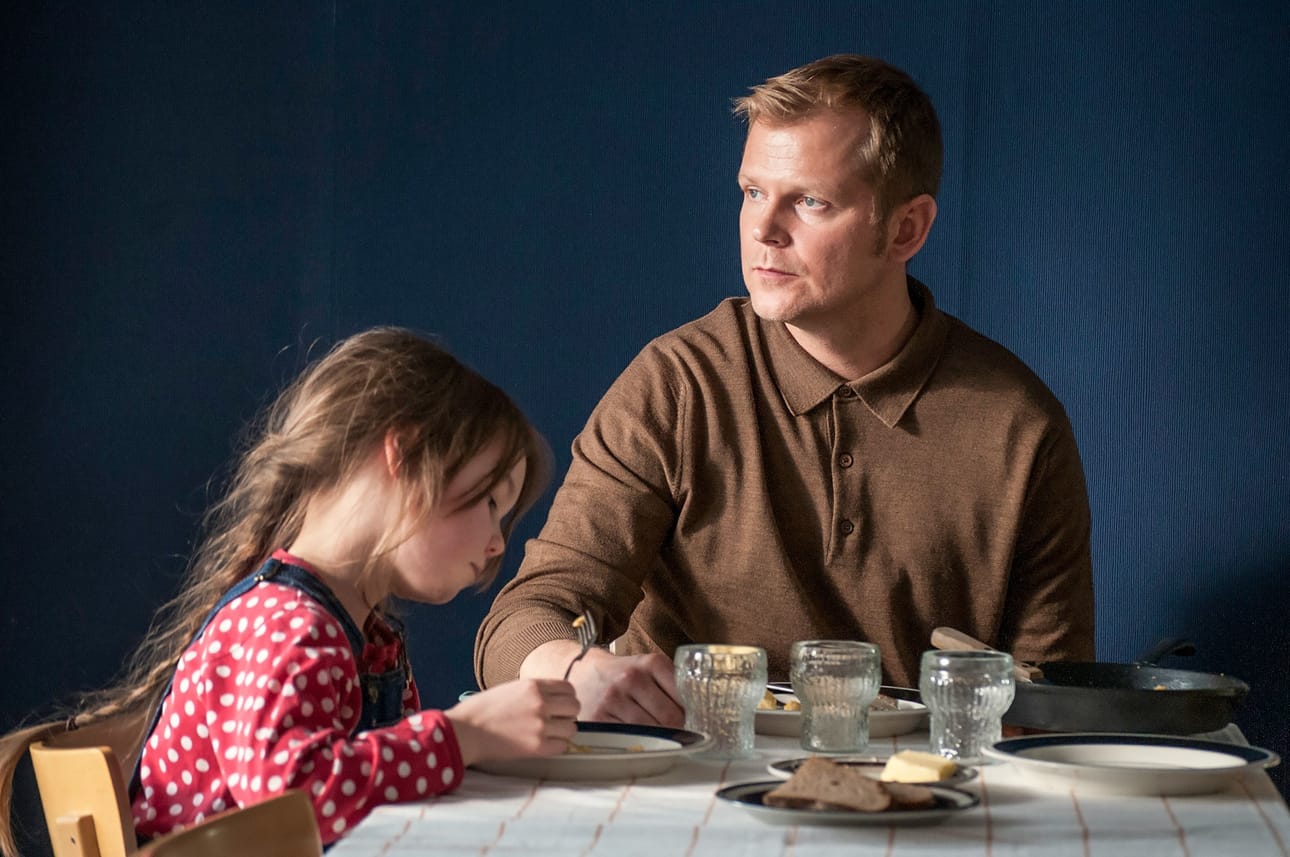 Antti Luusuaniemi esittää Tapiota, jota kuumottaa parinvaihto Visa Koiso-Kanttilan elokuvassa Kaiken se kestää.