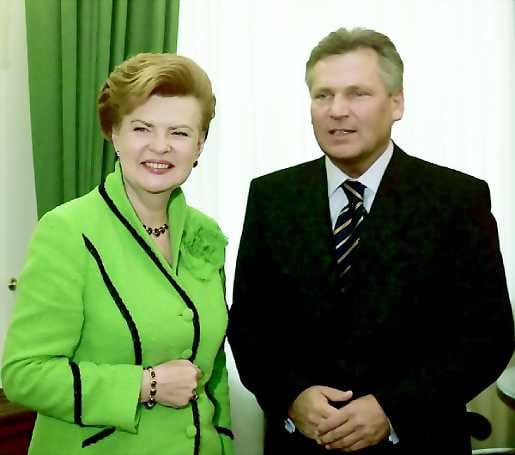 Kollegat . Kokouksen isäntänä toimivan Latvian presidentti Vaira Vike-Freiberga ja Puolan presidentti Aleksander Kwasniewski poseerasivat kuvaajille perjantaina .