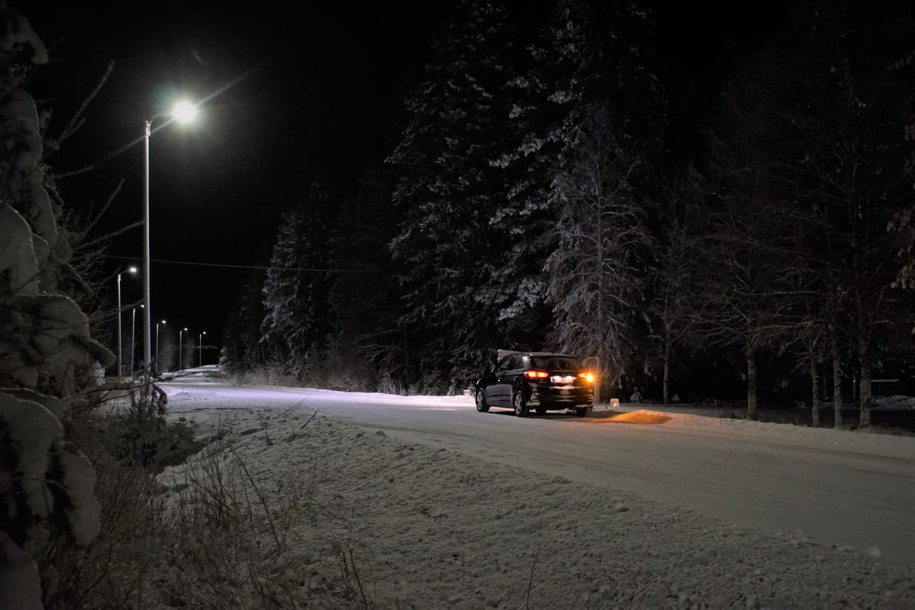 Nyt kelpaa tievaloja ihailla Sarakyläntiellä koulun kohdalla.