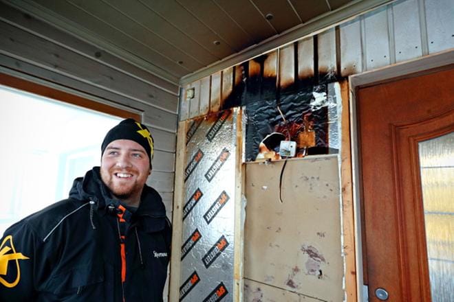 Säilän kodissa herättiin viikonloppuna kauhun hetkiin, kun talon kuistissa paloi. Antti ja Heli Säilän makuuhuoneessakin oli samanlainen lämmitin, josta palo sai alkunsa. KUVAT: KARI LÖFHJELM