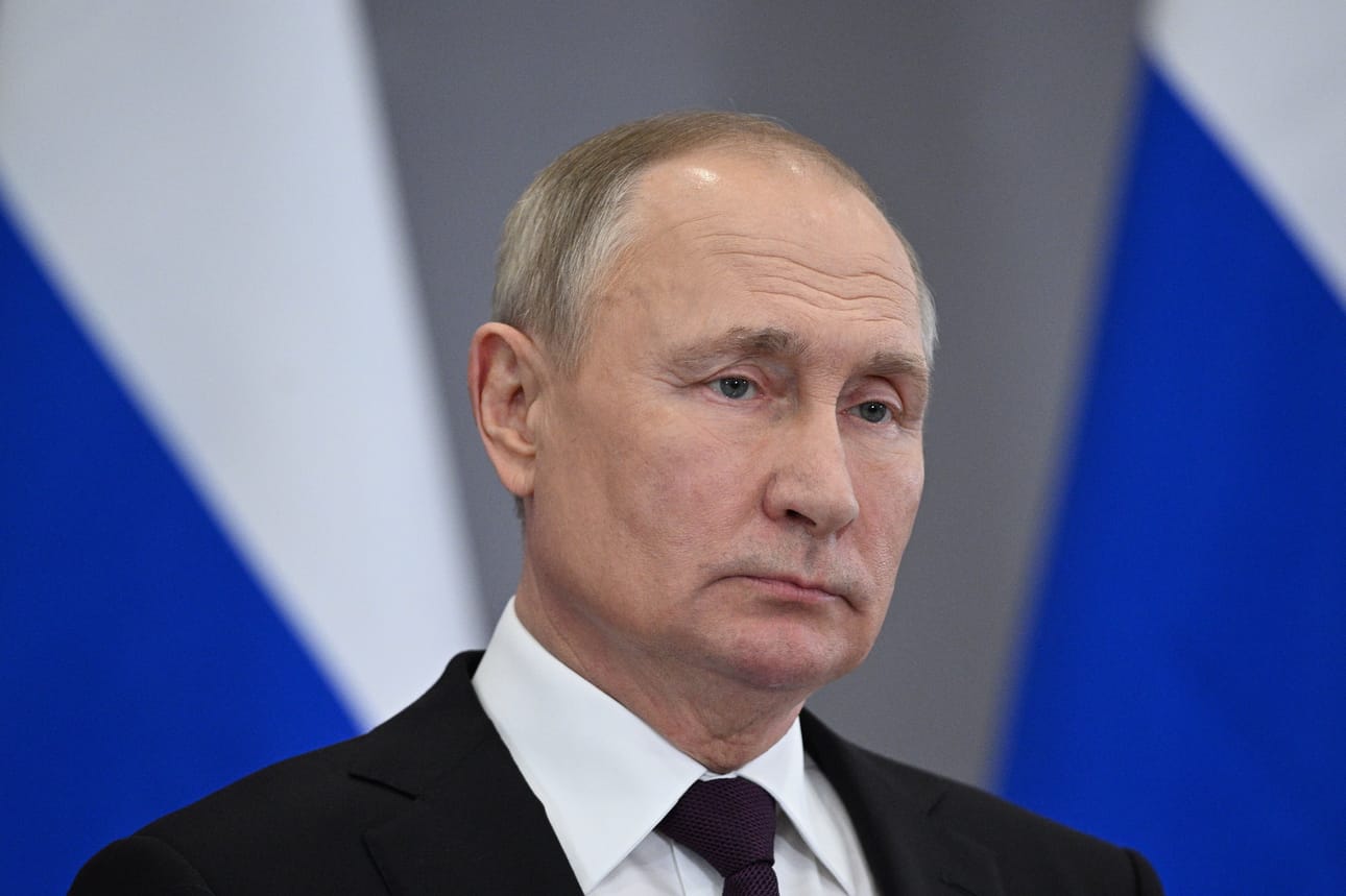 Venäjän presidentti Vladimir Putin sanoo allekirjoittaneensa sotatilalain.