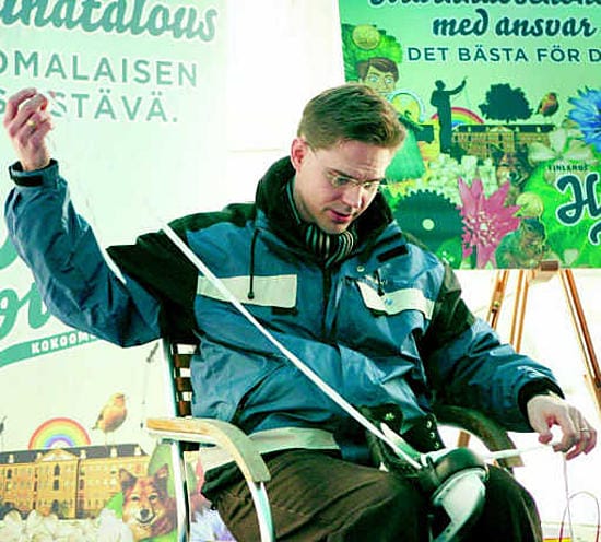 Kokoomus julkisti kampanjailmeensä keskiviikkona Helsingin Rautatientorin Jääpuistossa. Puheenjohtaja Jyrki Katainen laittoi luistimiensa nauhoja kuntoon.