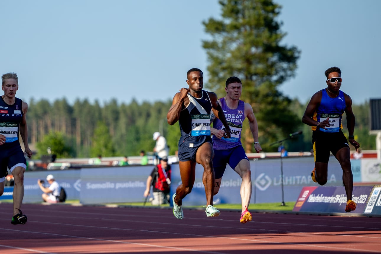 Cravont Charleston paineli 100 metriä huippuaikaan 9,90. Samuli Samuelsson säesti SE-ajalla.