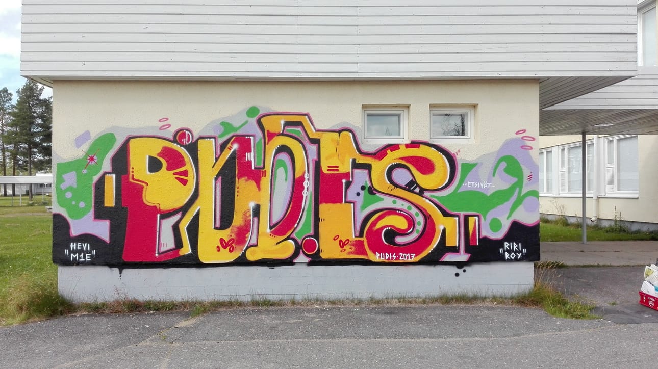Pudasjärven torilla käsitellään lauantaiana kiusaamisen ehkäisemistä ja päihteettömyyttä. Kuvassa nuorten luvallisesti tekemään graffititaidetta Rimmillä.