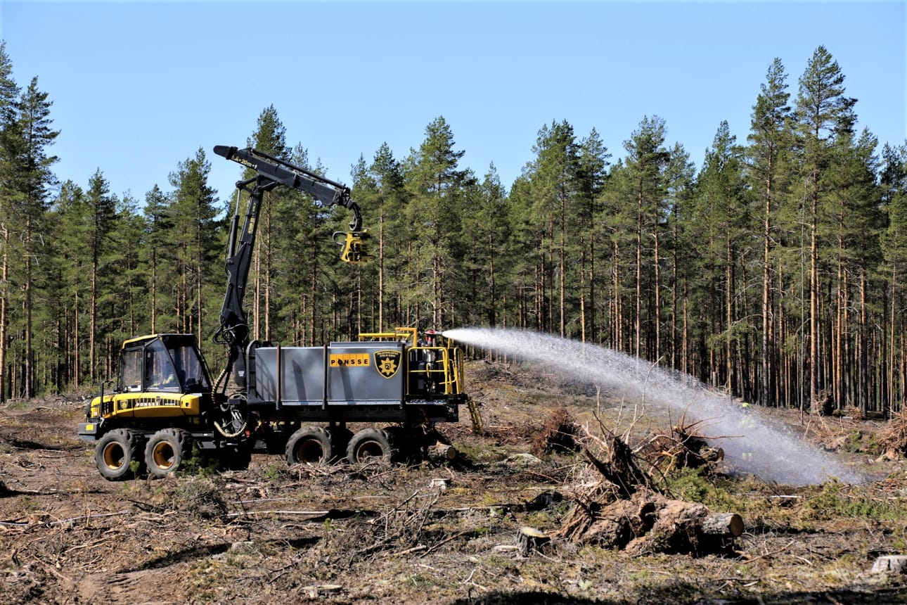 Metsäkoneen alustalle rakennettu sammutuskone Mörkö kansainvälisen pelastustoiminnan harjoituksessa Jämijärvellä Satakunnassa 15. toukokuuta 2024. Pelastusopiston järjestämässä harjoituksessa harjoittelee suomalainen kansainväliseen valmiuteen tähtäävä maastopalomuodostelma.