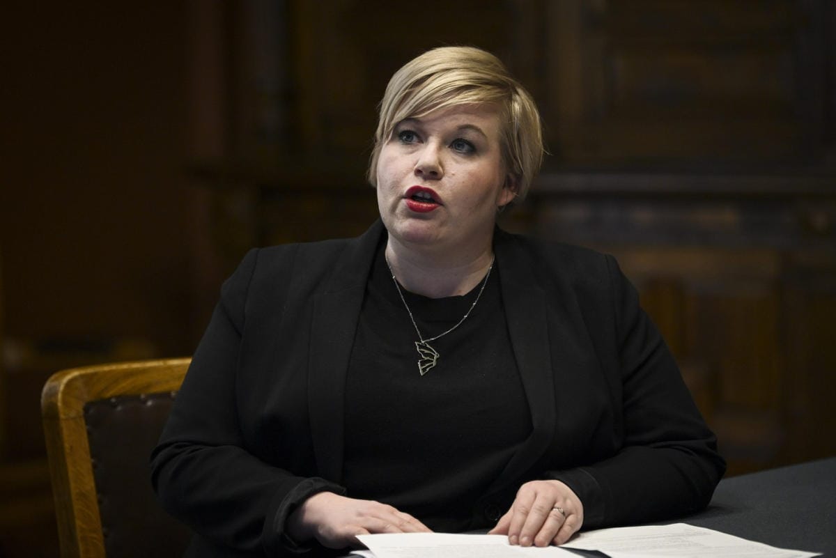 Saarikko muistutti, että hallitus päätti muutama viikko sitten toimista autoilijoiden tukemiseksi kallistuneen polttoaineen takia. LEHTIKUVA / EMMI KORHONEN