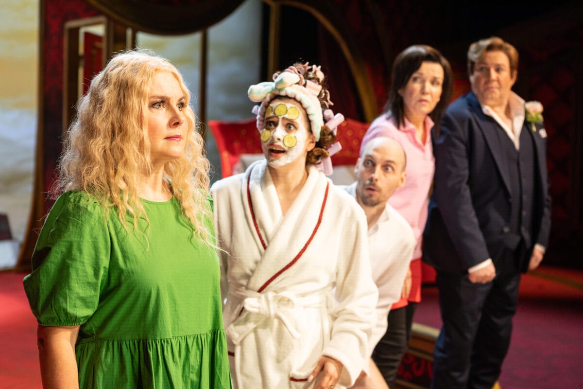 Mari Pöytälaakso, Kristiina Karhu, Jussi Jätinvuori, Mia Vuorela ja Jani Johansson Täydellisissä häissä.