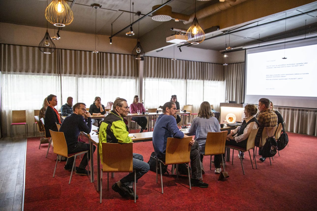 Päivän päätteeksi ryhmien ideat koottiin yhteen ja niistä etsittiin yhteisiä rakennuspalikoita tulevalle toimintamallille.