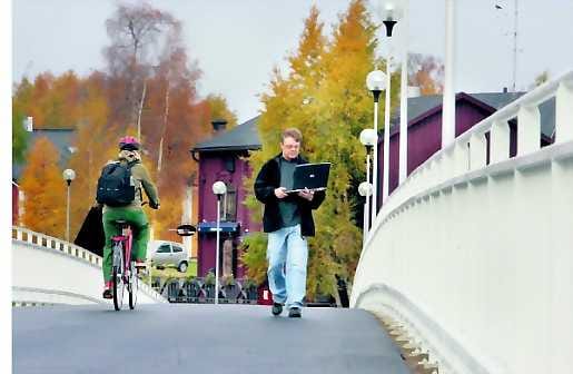Ulkosurffailua. Miikka Kokon kannettavan tietokoneen internet-yhteys katkesi Pikisaaren sillan puolivälissä. Parikymmentä askelta pääkirjaston suuntaan ja Oulun kaupungin 400-vuotislahja eli langaton verkkoyhteys toimi taas.