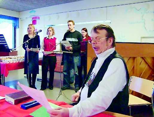 Anna nimmari! Jenni (vas.), Suski ja Ushma kirjoittivat Oulussa piipahtaessaan tuhansia nimikirjoituksia osan jäädessä kovan kysynnän takia ilman.