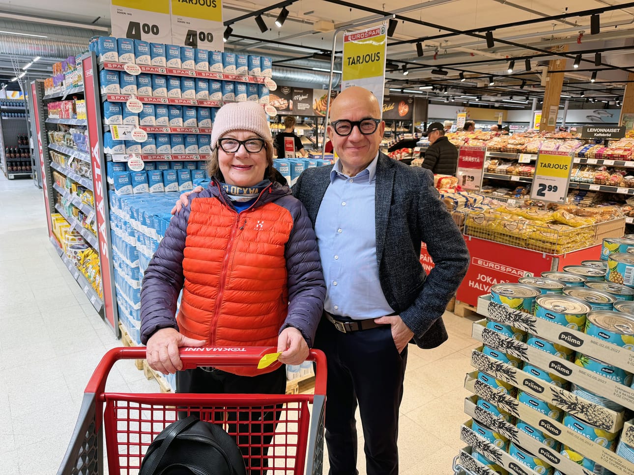 Torniolainen Riitta Södervall naurahti ensimmäistä kertaa eläissään olleensa ämpärijonossa. Toimitusjohtaja Mika Rautiainen oli tyytyväinen Suomen ja Maailman suurimman Eurosparin avajaisissa.