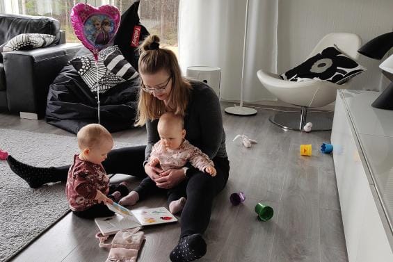 Eeva-Maria Hämäläinen on elokuussa syntyneiden Elsin ja Islan äiti. KUVA: JUKKA HÄMÄLÄINEN