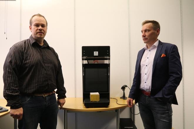 Mikko Aurasen ja Janne Eteläahon välissä on yrityksen kultajyvä, postilähetysten tietoja lukeva ja kirjaava kone. KUVA: ANNUKKA LATVALA