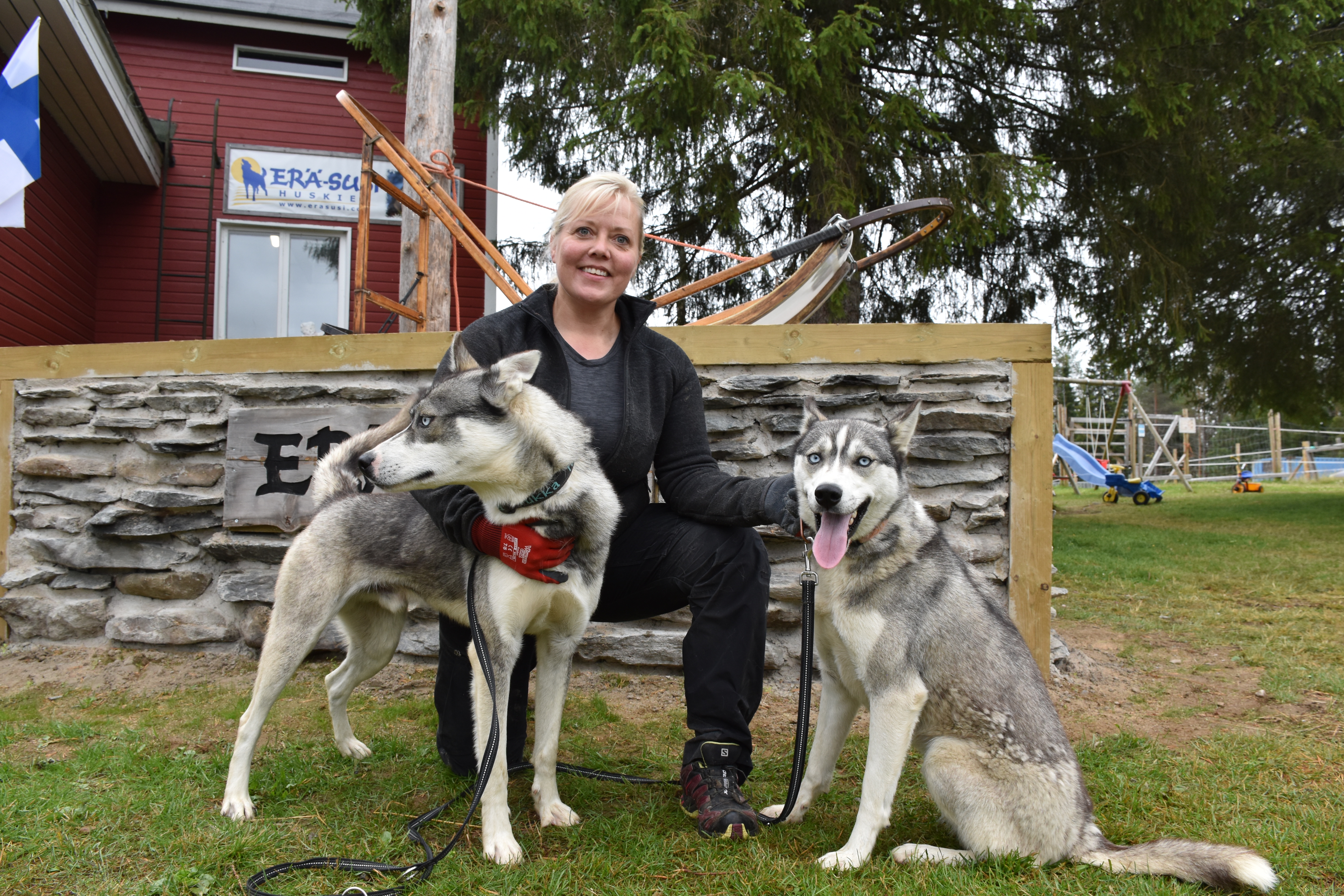 Mervi Rantamäki sekä huskyt Messi ja Luna. Rantamäki muistuttaa, että koiran kanssa retkeillessä koiralla täytyy olla oikeanlainen varustus. Valjaat ja vetovyö sopivat enemmänkin vetävälle koiralle.