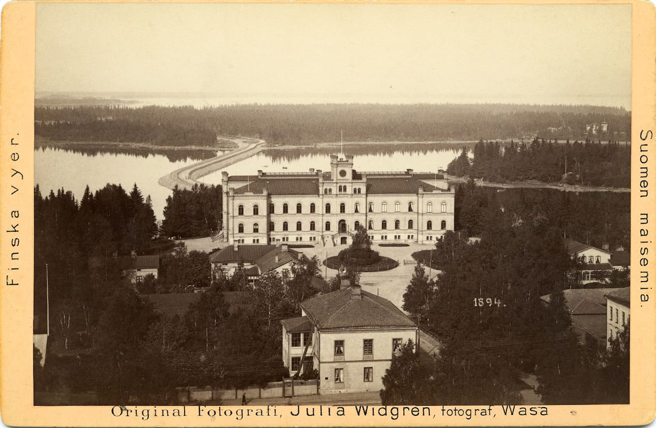 Vaasan hovioikeuden talo, näkymä kirkontornista 1894. Tähän aikaan hovioikeus hallitsi toisen kerroksen pohjoisosaa ja lääninhallitus sen eteläosaa. Ensimmäisessä kerroksessa toimi muitakin valtion virastoja.
