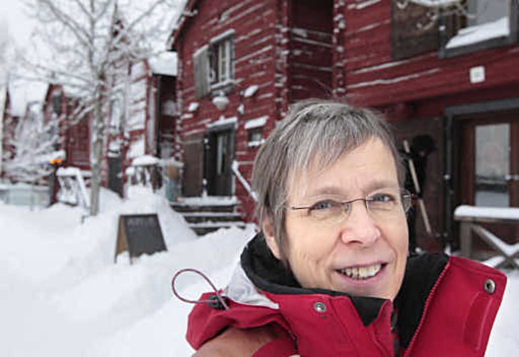 Leena Katajakivi puhuu lämmöllä Aikuisten sinkkujen (www.phpbbserver.com/aikuisetsinkut) toiminnasta, jota hän on ollut käynnistämässä. Yhdistys järjestää toimintaa viikoittain keilaamisesta luontoretkiin ja elokuvissa käyntiin. Jäsenet myös auttavat toisiaan siinä, missä itse kukin apua tarvitsee. Kesällä kahvitellaan säännöllisesti torilla.