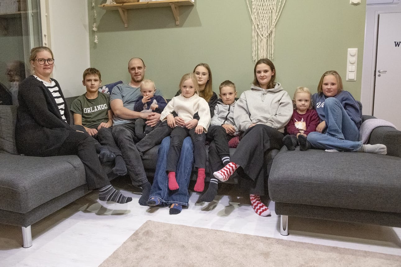 Sohvalle mahtuu koko perhe. Vasemmalta Riia, Arttu, Juha, Nelma, Sini Inkan sylissä, Topias, Cilla, Minea ja Essi.