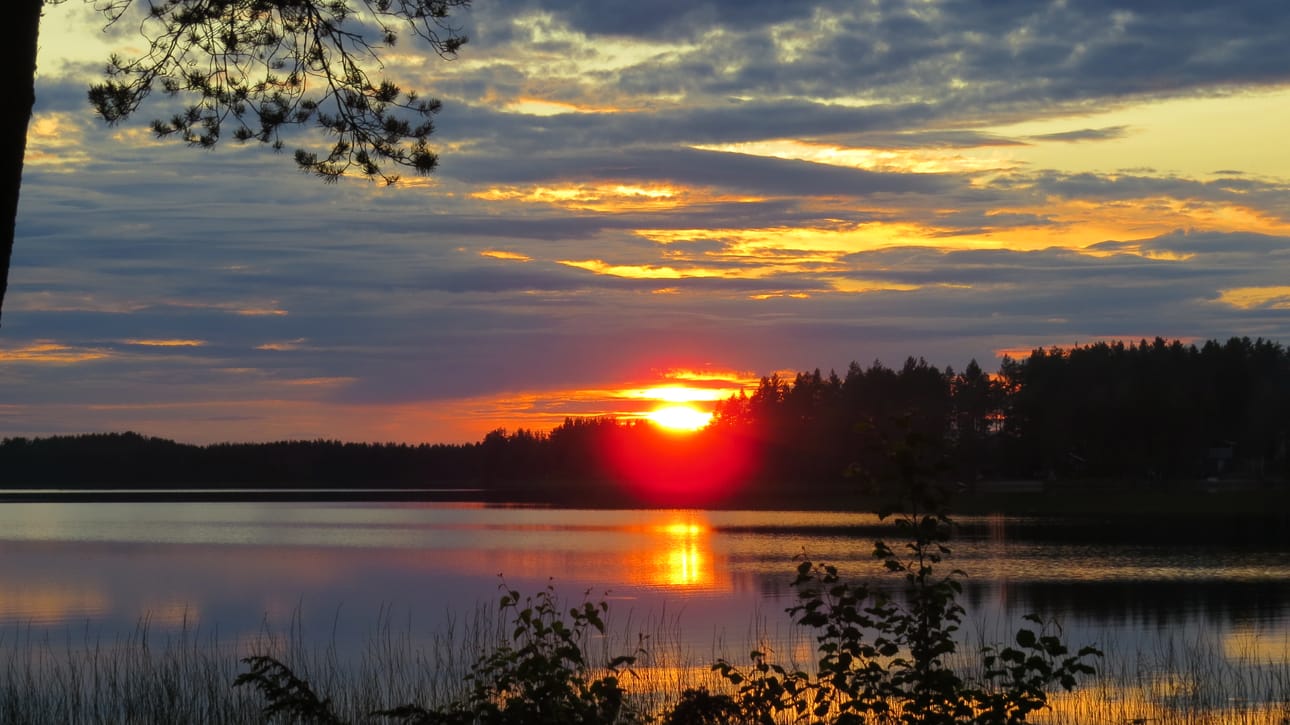 Laskeva aurinko kultasi Pyhäntäjärven tiistai-iltana kello 23.06.