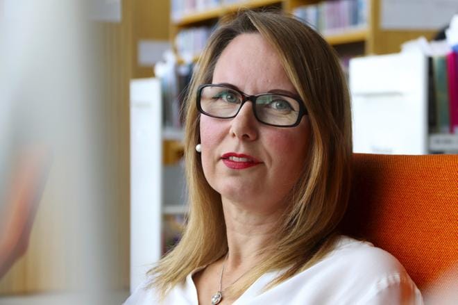 Titta Kurki toivoo, että narsistien tai työpaikka- ja koulukiusaamisen uhrit saisivat voimia runojen tuomasta vertaistuesta. Kuva Virpi Kupiainen-Ämmälä